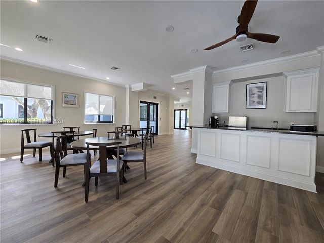 2620 S University Dr 109, Davie, FL 33328