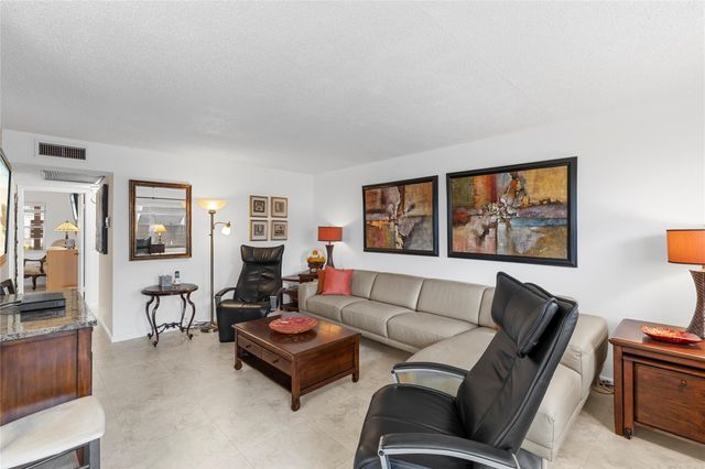 210 Oakridge N 210, Deerfield Beach, FL 33442