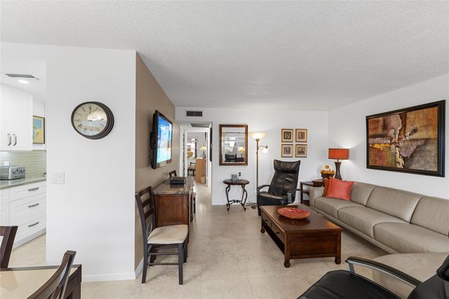 210 Oakridge N 210, Deerfield Beach, FL 33442