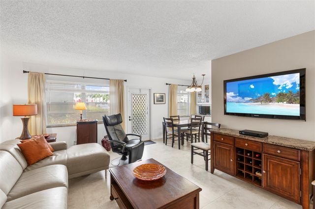 210 Oakridge N 210, Deerfield Beach, FL 33442
