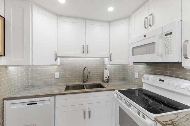 210 Oakridge N 210, Deerfield Beach, FL 33442