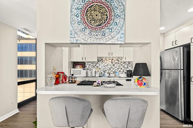 123 SW JEFFERSON Avenue E4W, Peoria, IL 61602