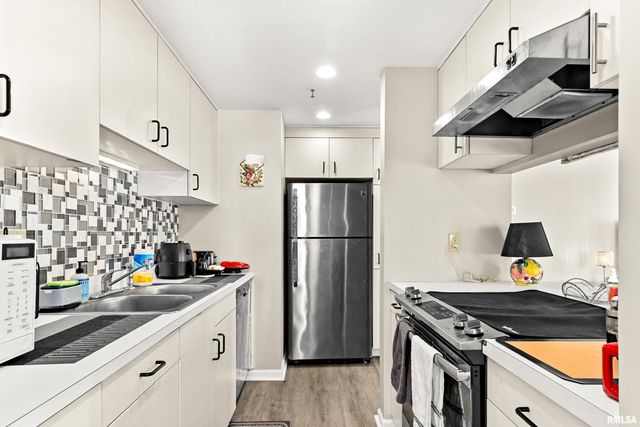 123 SW JEFFERSON Avenue E4W, Peoria, IL 61602