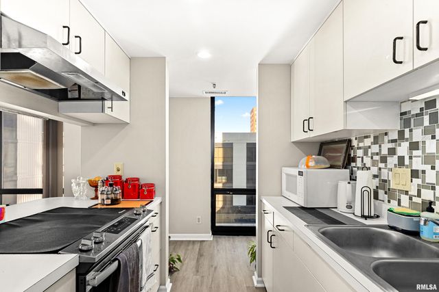 123 SW JEFFERSON Avenue E4W, Peoria, IL 61602