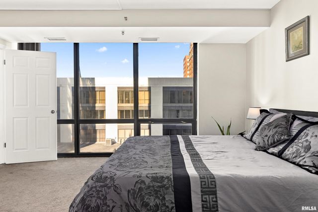 123 SW JEFFERSON Avenue E4W, Peoria, IL 61602