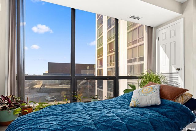 123 SW JEFFERSON Avenue E4W, Peoria, IL 61602