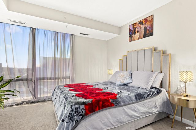 123 SW JEFFERSON Avenue E4W, Peoria, IL 61602