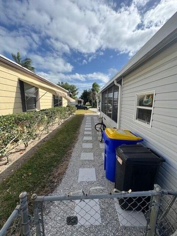 6927 SE Delegate Street, Hobe Sound, FL 33455