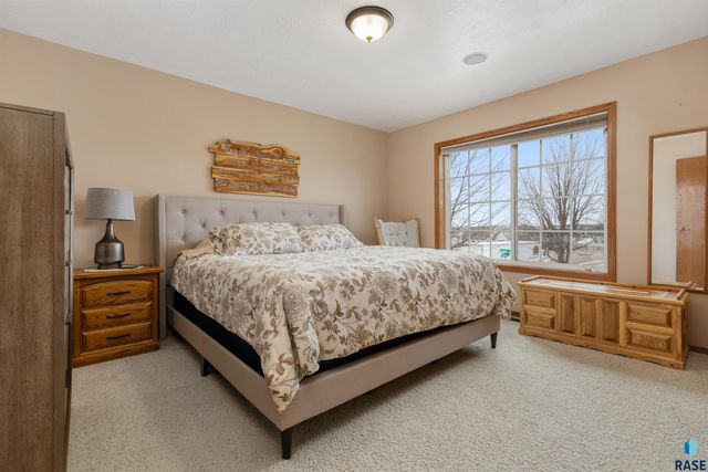 1427 N Conifer Pl Place, Sioux Falls, SD 57107