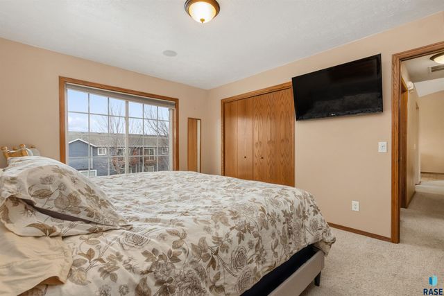 1427 N Conifer Pl Place, Sioux Falls, SD 57107