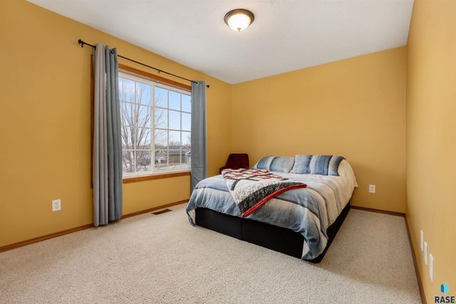 1427 N Conifer Pl Place, Sioux Falls, SD 57107