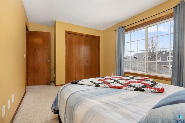 1427 N Conifer Pl Place, Sioux Falls, SD 57107