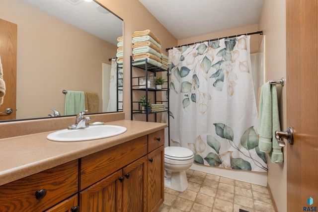 1427 N Conifer Pl Place, Sioux Falls, SD 57107