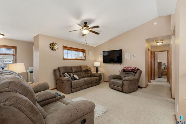 1427 N Conifer Pl Place, Sioux Falls, SD 57107
