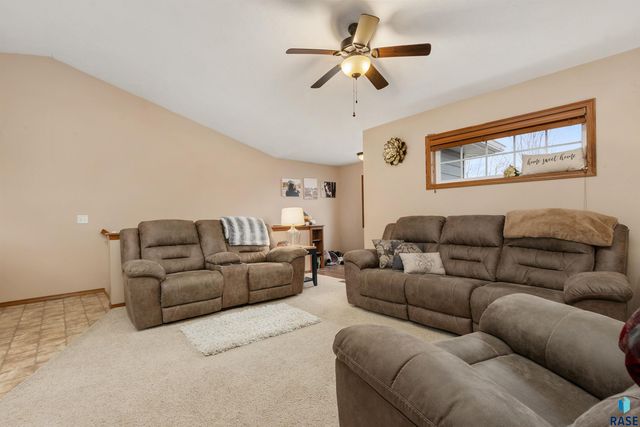 1427 N Conifer Pl Place, Sioux Falls, SD 57107