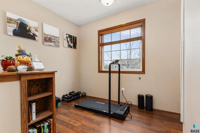 1427 N Conifer Pl Place, Sioux Falls, SD 57107