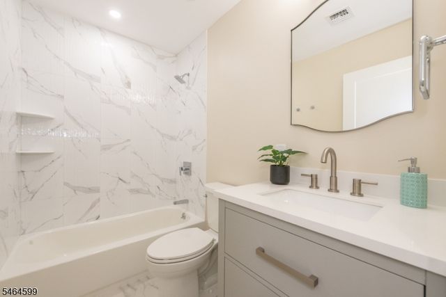 204 Idalroy Trl, Hopatcong Boro, NJ 07843