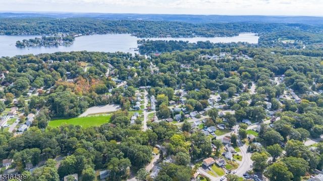 204 Idalroy Trl, Hopatcong Boro, NJ 07843