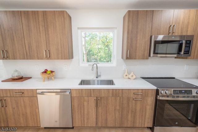 204 Idalroy Trl, Hopatcong Boro, NJ 07843