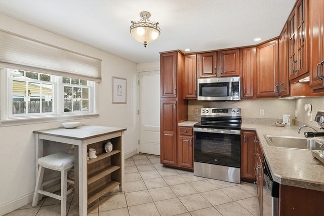 79 Roosevelt Avenue, Springfield, MA 01118