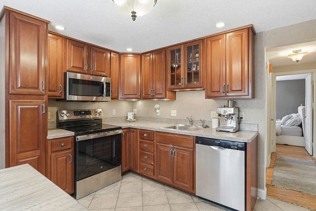 79 Roosevelt Avenue, Springfield, MA 01118