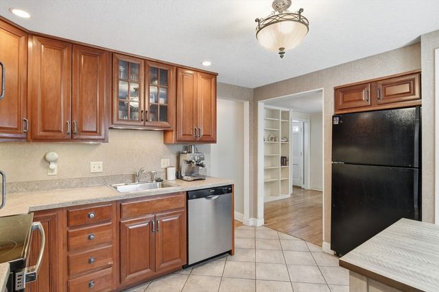 79 Roosevelt Avenue, Springfield, MA 01118