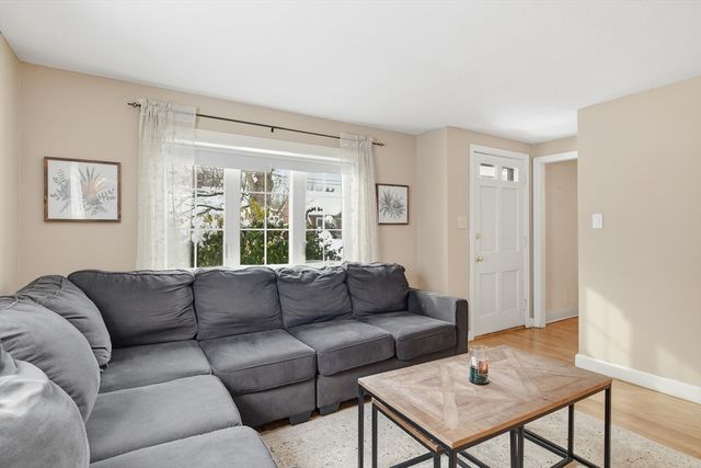 79 Roosevelt Avenue, Springfield, MA 01118