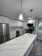 20C Lakeview Avenue, Leonia, NJ 07605