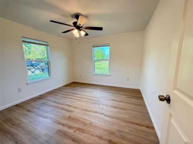 800 OLD THORNDALE RD, Taylor, TX 76574