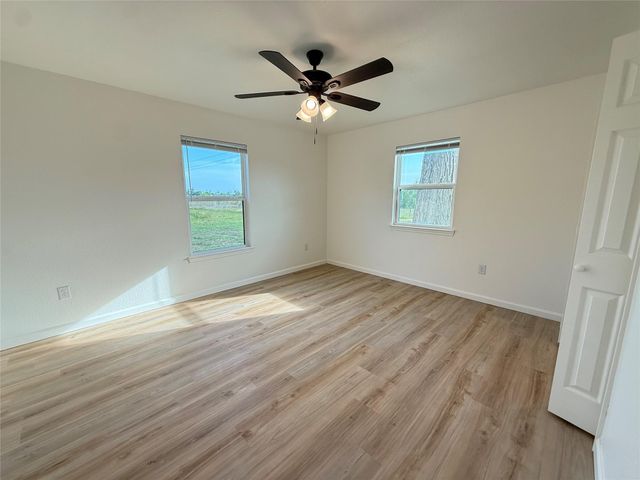 800 OLD THORNDALE RD, Taylor, TX 76574