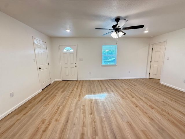 800 OLD THORNDALE RD, Taylor, TX 76574