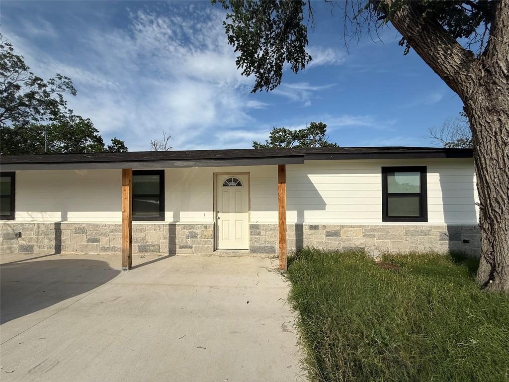 800 OLD THORNDALE RD, Taylor, TX 76574