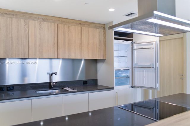 1000 Brickell Plz 3208, Miami, FL 33131