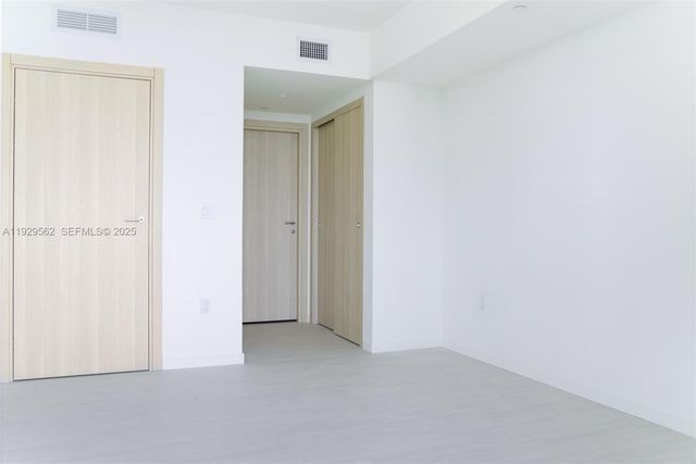 1000 Brickell Plz 3208, Miami, FL 33131