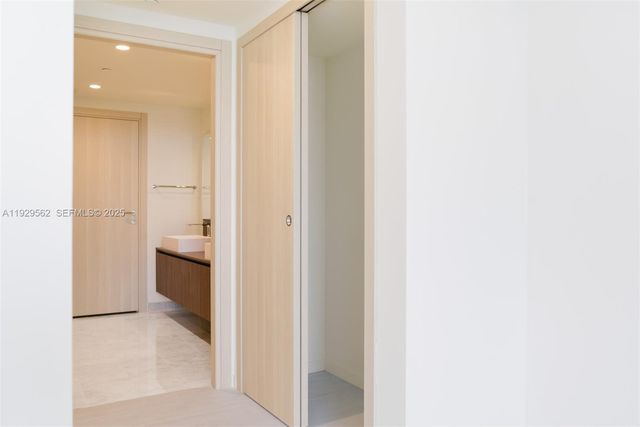 1000 Brickell Plz 3208, Miami, FL 33131