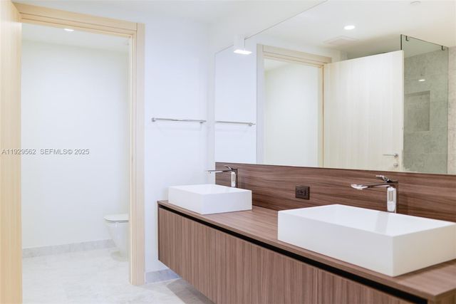 1000 Brickell Plz 3208, Miami, FL 33131