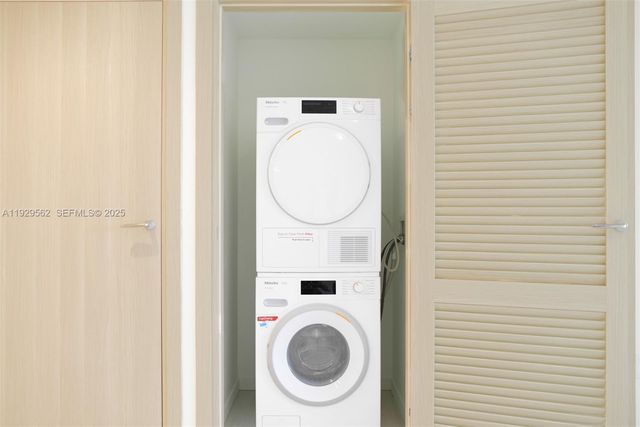 1000 Brickell Plz 3208, Miami, FL 33131