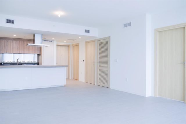 1000 Brickell Plz 3208, Miami, FL 33131