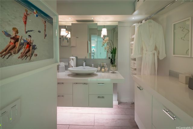 2572 Lemon Road 703, Honolulu, HI 96815