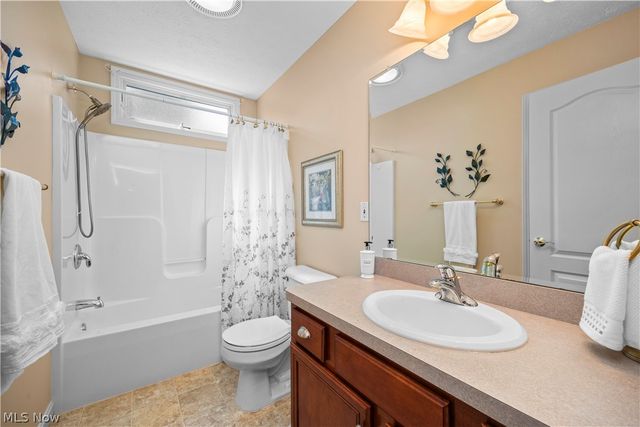1009 Glendalough Drive, Grafton, OH 44044