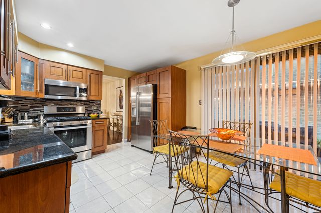 2210 207th Place, Lynwood, IL 60411