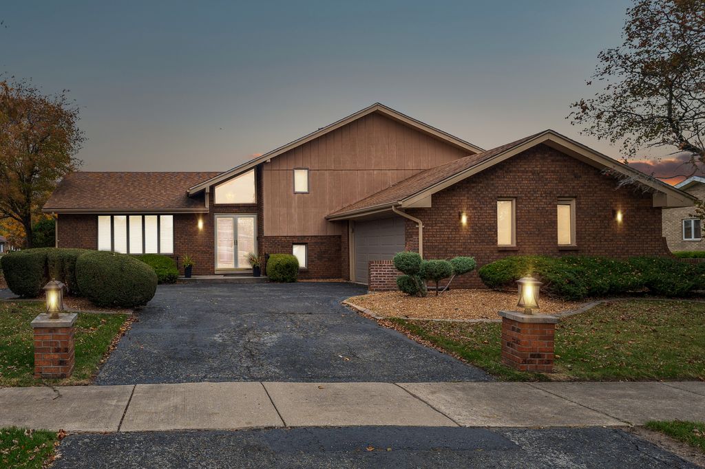 2210 207th Place, Lynwood, IL 60411