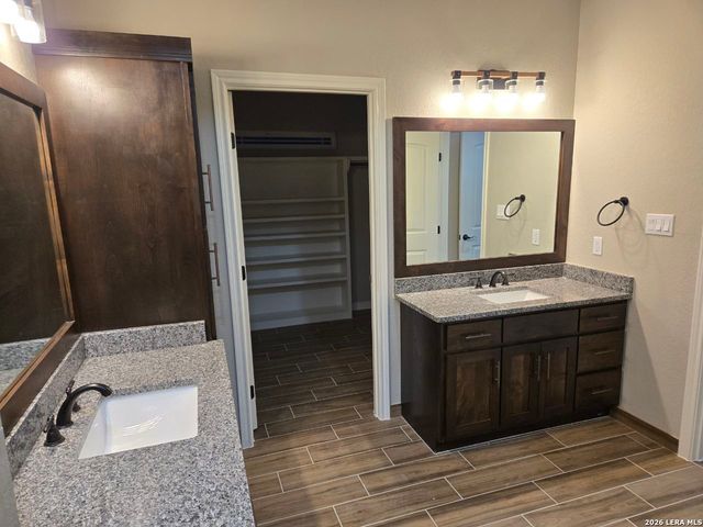 120 Summer Meadow Dr, La Vernia, TX 78121