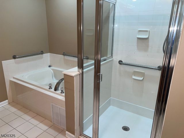 2206 Ambassador Ct, Franklin Twp., NJ 08873