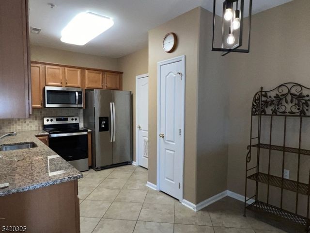 2206 Ambassador Ct, Franklin Twp., NJ 08873