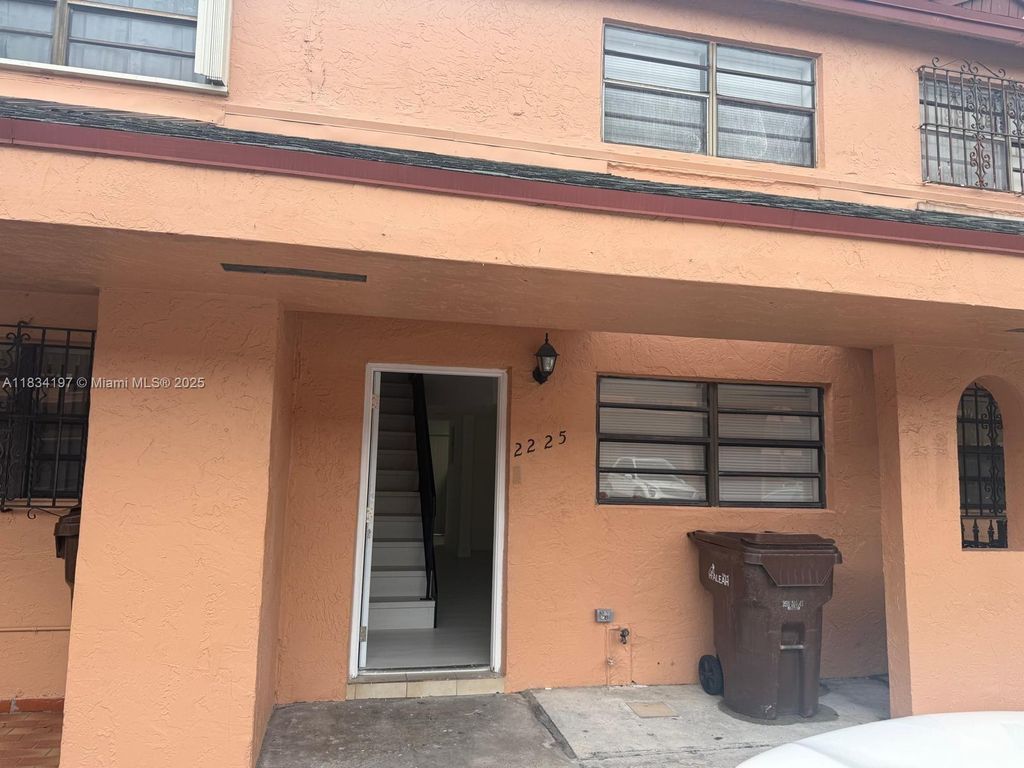 2225 W 53rd Pl 2225, Hialeah, FL 33016