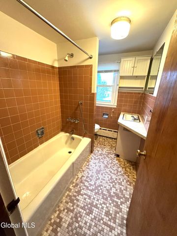 25 Glenmore Road, North Greenbush, NY 12180