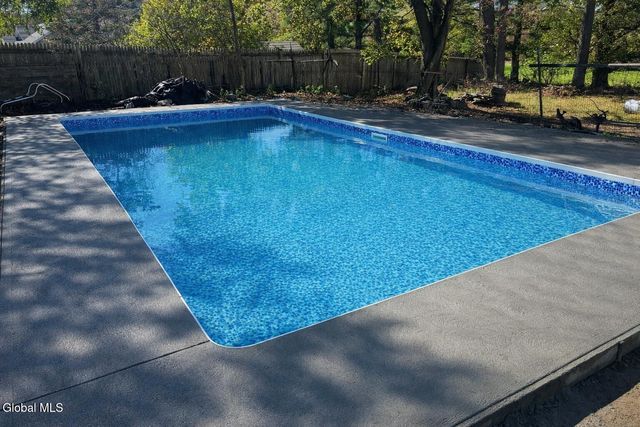 25 Glenmore Road, North Greenbush, NY 12180