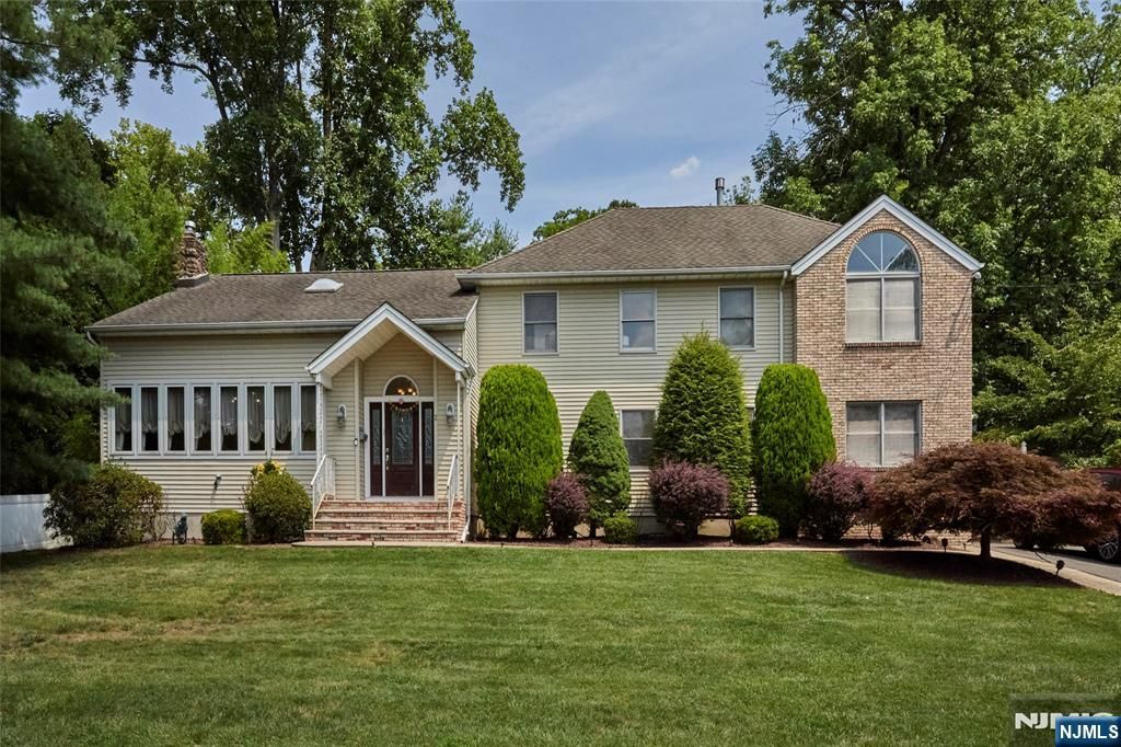 2 Cayuga Trail, Wayne, NJ 07470