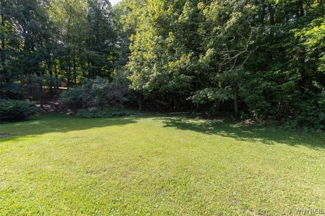 4528 Candlewood Dr, Lockport Town, NY 14094